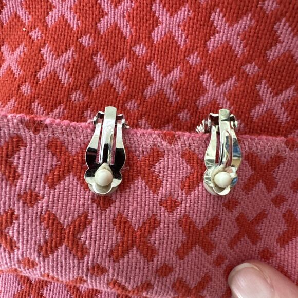 Vintage Crystal Rhinestones Faceted Baguette Sparkling Clip On Earrings - Picture 4 of 6